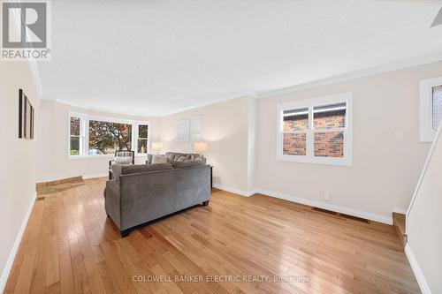 215 Wexford Avenue S, Hamilton (Delta), ON - Indoor Photo Showing Living Room