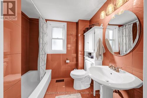 215 Wexford Avenue S, Hamilton (Delta), ON - Indoor Photo Showing Bathroom