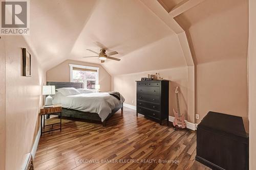 215 Wexford Avenue S, Hamilton (Delta), ON - Indoor Photo Showing Bedroom