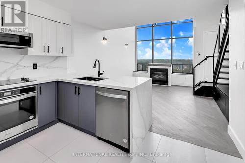 823 - 250 Manitoba Street, Toronto, ON - Indoor Photo Showing Kitchen With Double Sink