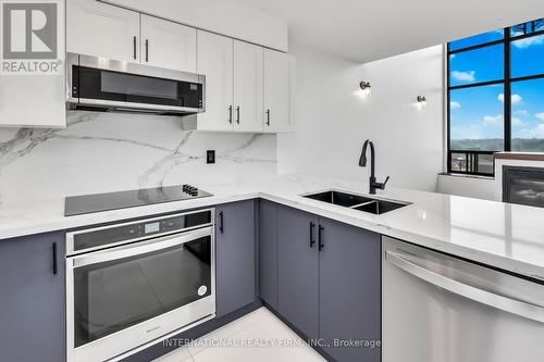 823 - 250 Manitoba Street, Toronto, ON - Indoor Photo Showing Kitchen With Double Sink