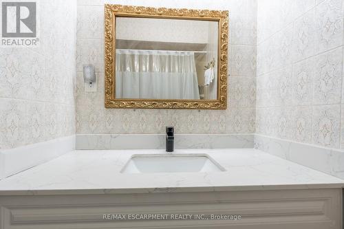 50 1/2 Clyde Street, Hamilton, ON - Indoor Photo Showing Bathroom