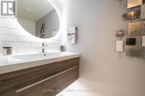 1140 Parkwest Place, Mississauga, ON - Indoor Photo Showing Bathroom