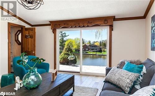 90 Edgewater Road, Wasaga Beach, ON - Indoor Photo Showing Living Room