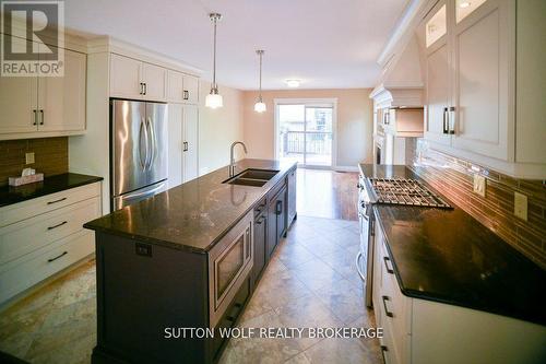 29 - 298 Mogg Street, Strathroy-Caradoc (Se), ON - Indoor Photo Showing Kitchen With Double Sink With Upgraded Kitchen