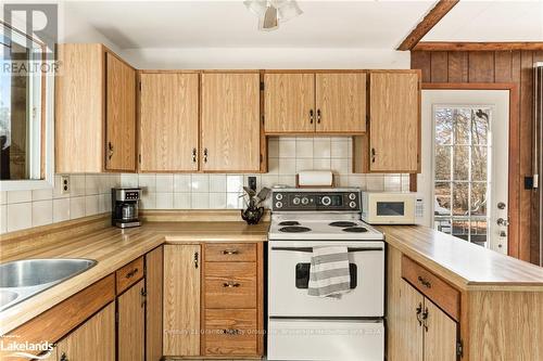 20 Camelot Place, Kawartha Lakes, ON - Indoor Photo Showing Kitchen