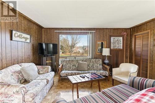 20 Camelot Place, Kawartha Lakes, ON - Indoor Photo Showing Living Room