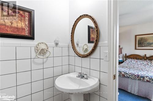 20 Camelot Place, Kawartha Lakes, ON - Indoor Photo Showing Bathroom