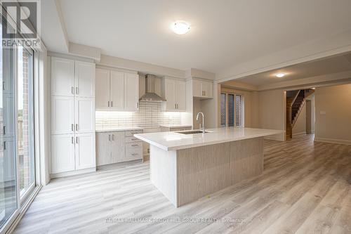 19 Amsterdam Drive, Barrie, ON - Indoor Photo Showing Kitchen With Upgraded Kitchen