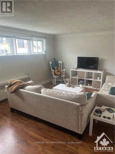 382 Brant Street, Ottawa, ON - Indoor Photo Showing Living Room