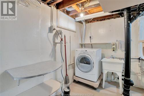 1766 Arthur, Windsor, ON - Indoor Photo Showing Laundry Room