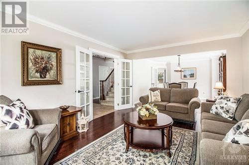 807 Brissac Way, Ottawa, ON - Indoor Photo Showing Living Room