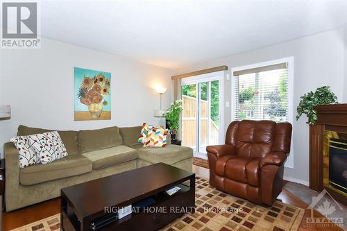 4 - 1100 Gablefield Avenue, Ottawa, ON - Indoor Photo Showing Living Room