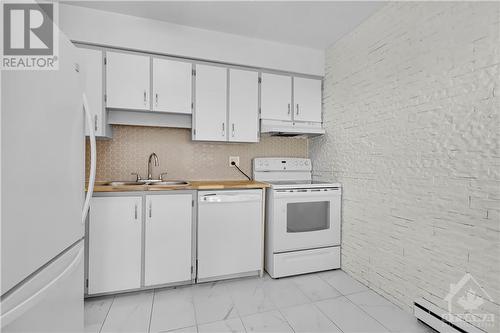 Kitchen - 2927 Fairlea Crescent, Ottawa, ON - Indoor Photo Showing Kitchen With Double Sink