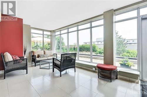 138 Somerset Street W Unit#906, Ottawa, ON - Indoor Photo Showing Living Room