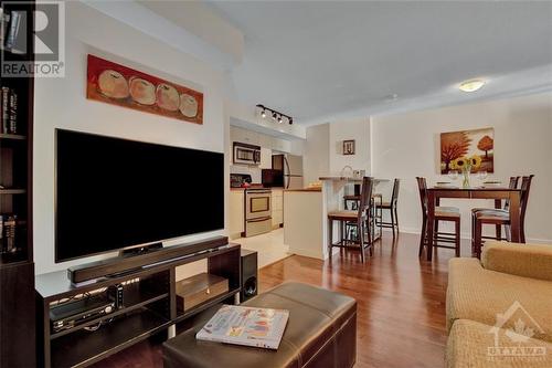 138 Somerset Street W Unit#906, Ottawa, ON - Indoor Photo Showing Living Room