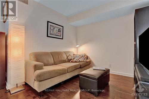 906 - 138 Somerset Street W, Ottawa, ON - Indoor Photo Showing Living Room