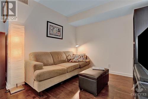 138 Somerset Street W Unit#906, Ottawa, ON - Indoor Photo Showing Living Room