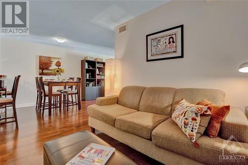 138 Somerset Street W Unit#906, Ottawa, ON - Indoor Photo Showing Living Room