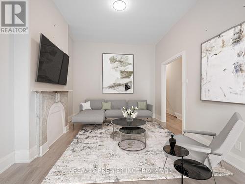 102 Bellevue Avenue, Toronto, ON - Indoor Photo Showing Living Room