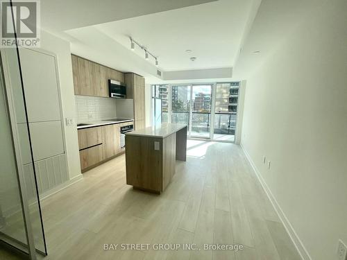 415 - 127 Broadway Avenue, Toronto, ON - Indoor Photo Showing Kitchen