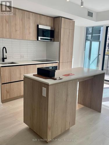 415 - 127 Broadway Avenue, Toronto, ON - Indoor Photo Showing Kitchen