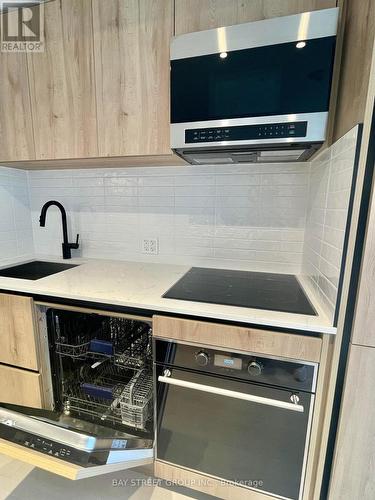 415 - 127 Broadway Avenue, Toronto, ON - Indoor Photo Showing Kitchen