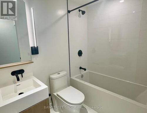 415 - 127 Broadway Avenue, Toronto, ON - Indoor Photo Showing Bathroom