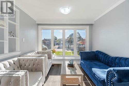 18 Sanford Crescent, Brampton, ON - Indoor Photo Showing Living Room