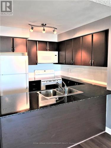 561 - 525 Wilson Avenue, Toronto, ON - Indoor Photo Showing Kitchen With Double Sink