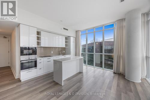 2702 - 32 Davenport Road, Toronto, ON - Indoor Photo Showing Kitchen