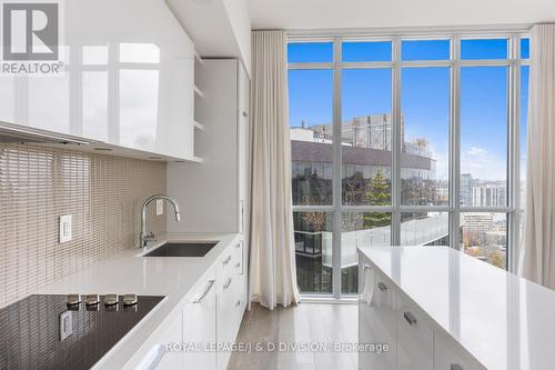 2702 - 32 Davenport Road, Toronto, ON - Indoor Photo Showing Kitchen With Upgraded Kitchen