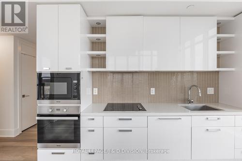 2702 - 32 Davenport Road, Toronto, ON - Indoor Photo Showing Kitchen