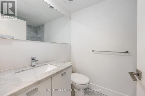 2702 - 32 Davenport Road, Toronto, ON - Indoor Photo Showing Bathroom