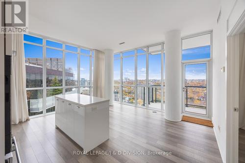 2702 - 32 Davenport Road, Toronto, ON - Indoor Photo Showing Living Room