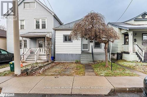 Front of property with a porch - 77 Province Street N, Hamilton, ON - Outdoor With Facade