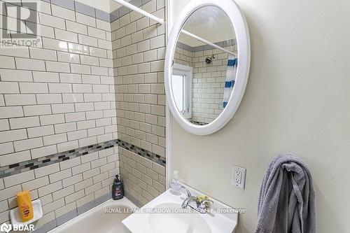 Bathroom with sink and shower / tub combo with curtain - 77 Province Street N, Hamilton, ON - Indoor Photo Showing Bathroom