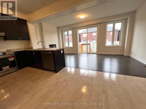 91 Kenneth Rogers Crescent, East Gwillimbury, ON - Indoor Photo Showing Kitchen