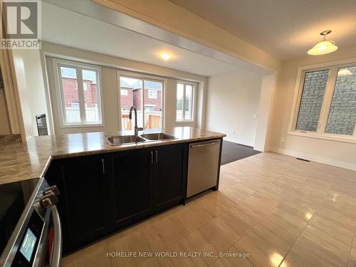 91 Kenneth Rogers Crescent, East Gwillimbury, ON - Indoor Photo Showing Kitchen With Double Sink