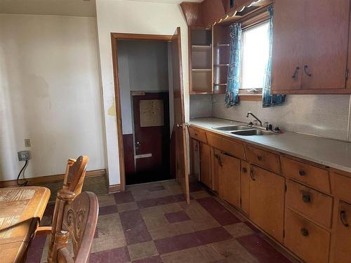 1130 Mountdale Avenue, Thunder Bay, ON - Indoor Photo Showing Kitchen With Double Sink