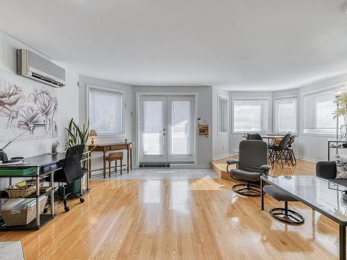 Living room - 8953 Rue Bellerive, Montréal (Mercier/Hochelaga-Maisonneuve), QC - Indoor Photo Showing Living Room