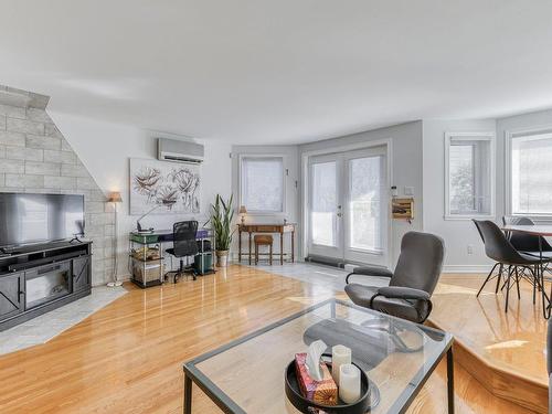 Living room - 8953 Rue Bellerive, Montréal (Mercier/Hochelaga-Maisonneuve), QC - Indoor Photo Showing Living Room