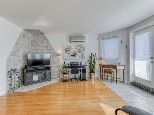 Living room - 8953 Rue Bellerive, Montréal (Mercier/Hochelaga-Maisonneuve), QC - Indoor Photo Showing Living Room