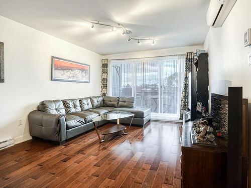 Living room - 311-2365 Rue Des Carrières, Montréal (Rosemont/La Petite-Patrie), QC - Indoor Photo Showing Living Room