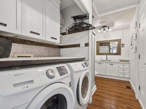 Salle de lavage - 54 Ch. Des Pruches, L'Ange-Gardien, QC - Indoor Photo Showing Laundry Room