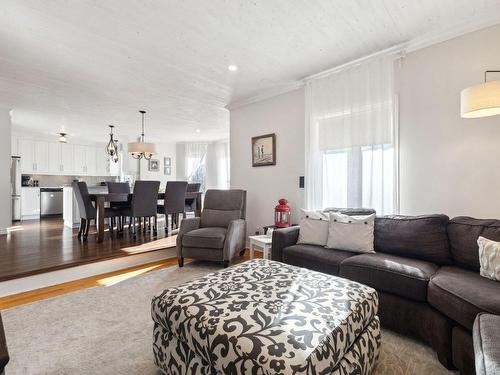 Vue d'ensemble - 54 Ch. Des Pruches, L'Ange-Gardien, QC - Indoor Photo Showing Living Room