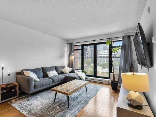 Living room - 403-450 Rue St-Antoine E., Montréal (Ville-Marie), QC - Indoor Photo Showing Living Room