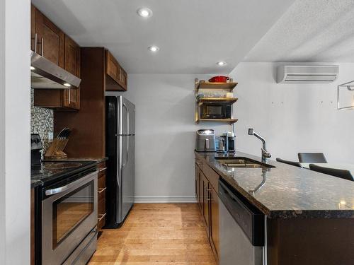 Kitchen - 403-450 Rue St-Antoine E., Montréal (Ville-Marie), QC - Indoor Photo Showing Kitchen With Double Sink