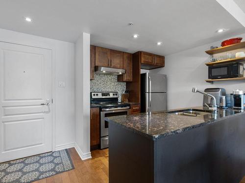 Kitchen - 403-450 Rue St-Antoine E., Montréal (Ville-Marie), QC - Indoor Photo Showing Kitchen With Double Sink With Upgraded Kitchen