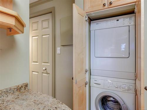 203-420 Linden Ave, Victoria, BC - Indoor Photo Showing Laundry Room